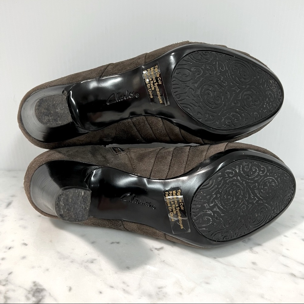 CLARKS Artisan Booties Heel Fawn Suede Side Zip Padded Insole Shoe 7M - Picture 9 of 11
